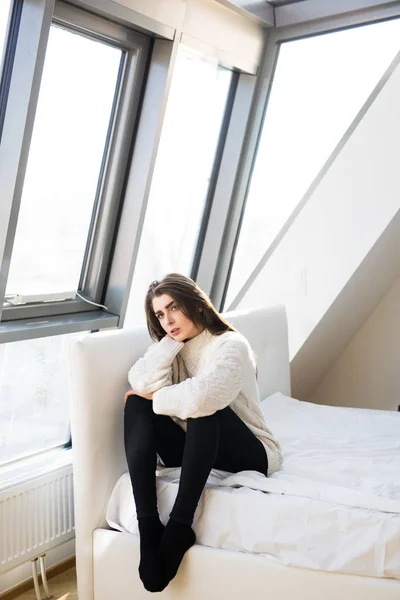 Egyedül, szomorú nő ült az ágyban otthon — Stock Fotó