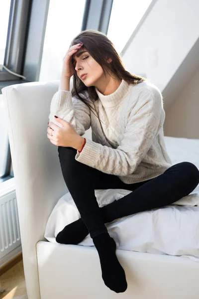 Solo triste donna seduta a letto a casa — Foto Stock