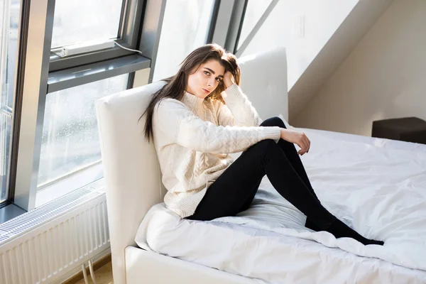 Mulher sentada relaxada na cama — Fotografia de Stock