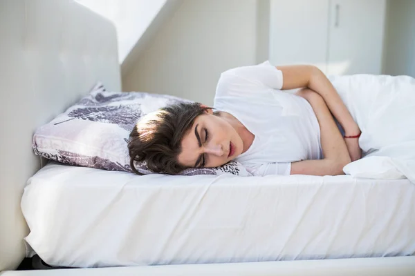 Менструация боли в животе или в постели — стоковое фото