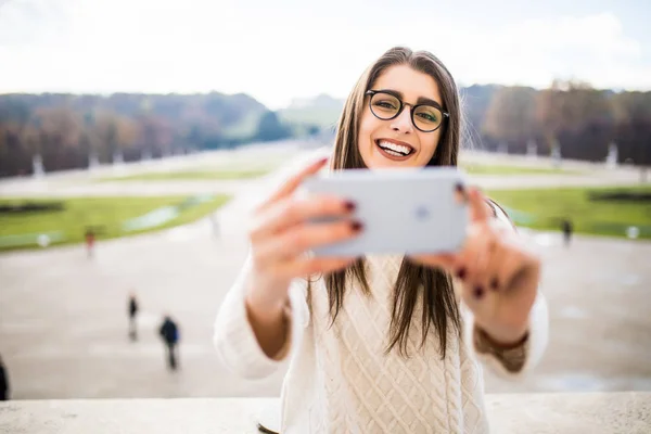 庭の背景に selfie を取っている女の子 — ストック写真