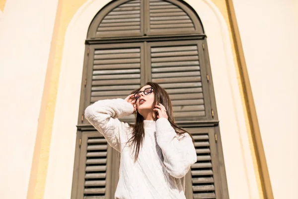 Chica en gafas possing sobre ventana fondo —  Fotos de Stock