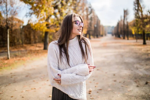 Genç kız possing sonbahar Park