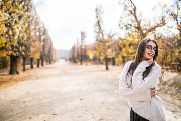 Junges Mädchen posiert im Herbstpark — Stockfoto