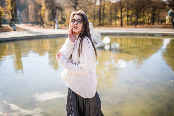 Menina perto de água sobre fundo fonte — Fotografia de Stock