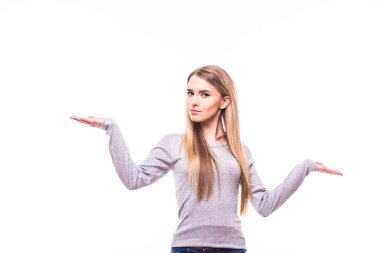 Beyaz arka plan üzerinde rised elleriyle genç sarışın kız