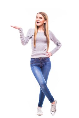 Genç sarışın kız gösteri görünmez ürün beyaz arka plan üzerinde