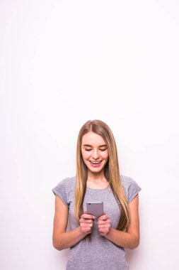 Kız telefon bir şey okumak