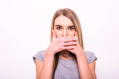 Elle ağzına sarışın kız.