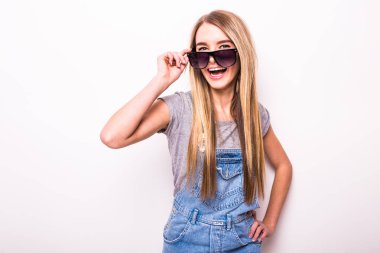 Neşeli mutlu kız beyaz gözlük