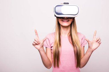 Neşeli genç kız bir Vr kulaklık kullanarak ve gülümseyen izole