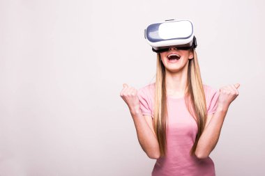 Neşeli genç kız bir Vr kulaklık kullanarak ve gülümseyen izole