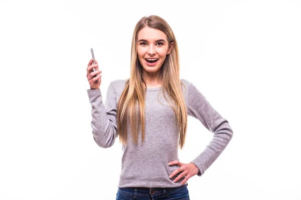 Счастливая девушка с телефоном в руках на белом — стоковое фото