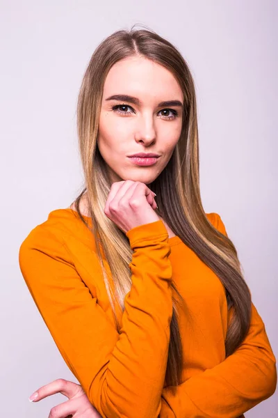 Boldog szőke lány narancssárga póló, fehér — Stock Fotó