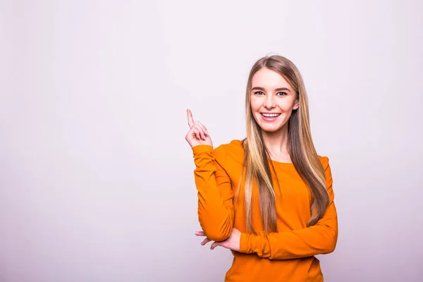Narancs póló-boldog szőke lány mutatott ujjával fel a fehér — Stock Fotó