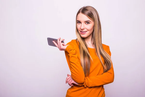 Szőke lány, kezében a fehér telefon — Stock Fotó