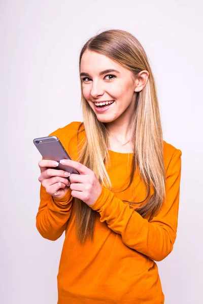 Gelukkig meisje tekst sms op telefoon — Stockfoto