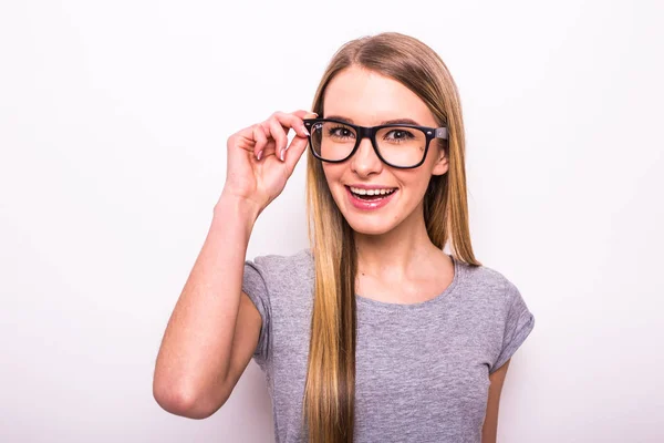 Šťastné blond dívka v brýlích na bílém pozadí — Stock fotografie