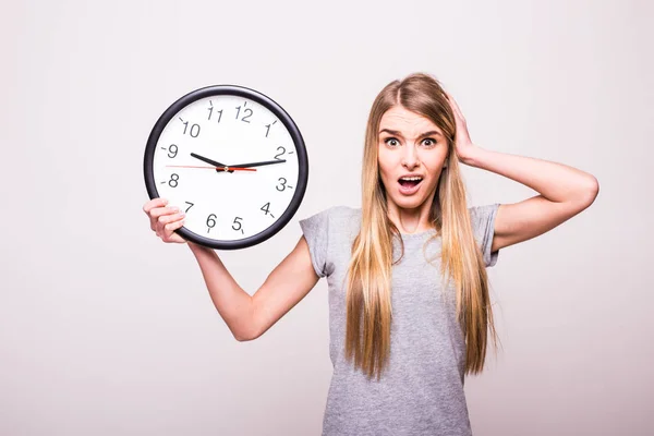 Chica sorprendida porque llegar tarde a la hora del reloj —  Fotos de Stock