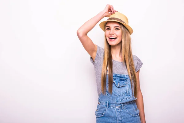 Šťastná dívka v čepici na bílém pozadí. Letní prázdninové náladě — Stock fotografie