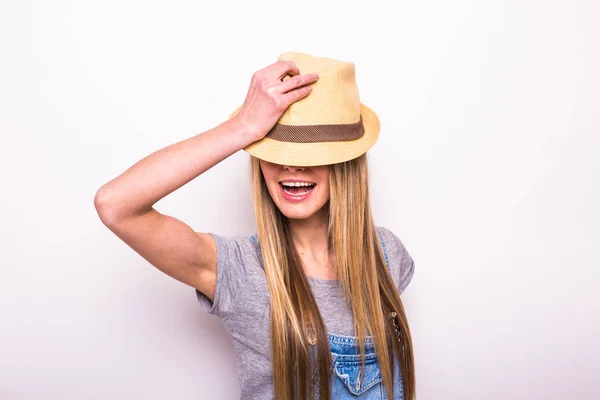 Chica feliz con gorra blanca. Vacaciones de verano — Foto de Stock