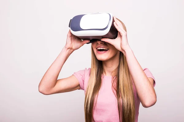 Mujer feliz con gafas de realidad virtual — Foto de Stock