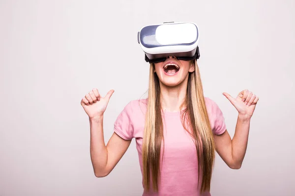 Jovencita alegre usando un auricular VR y sonriendo aislada — Foto de Stock