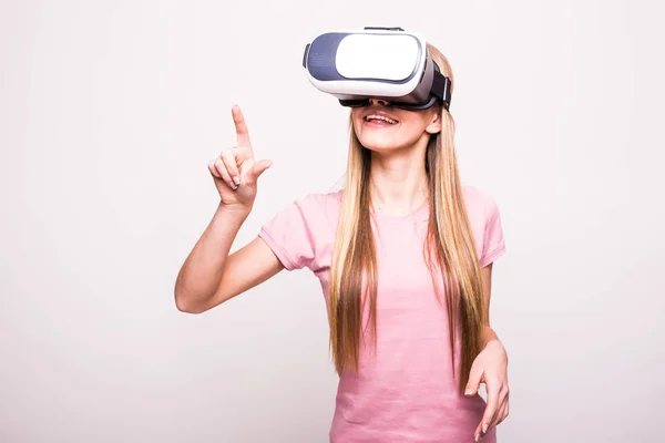 Jovencita alegre usando un auricular VR y sonriendo aislada — Foto de Stock