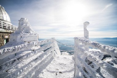 Kış aylarında yüksek Tatras dağlar.