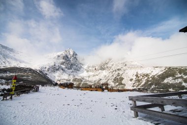Kış aylarında yüksek Tatras dağlar.
