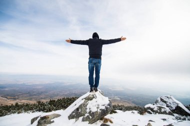 Kış yüksek Tatry mountains, Slovakya için genç adam