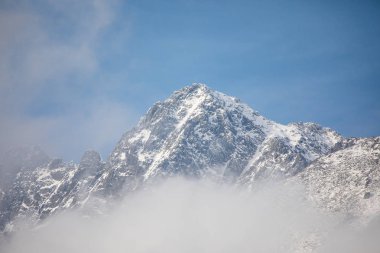 Kış aylarında yüksek Tatras dağlar.