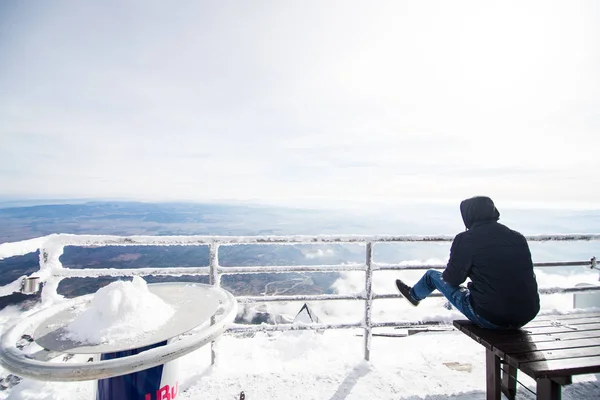 Młody mężczyzna widok góry zimowych w Tatrach Wysokich. Wysokie Tatry. Słowacja. Wysokie Tatry. — Zdjęcie stockowe