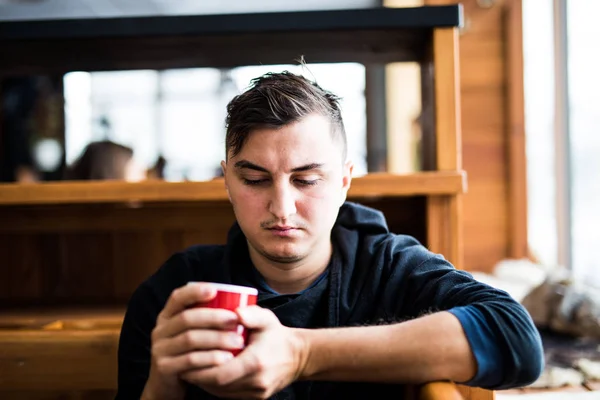 若い男高タトラ山地のカフェでお茶を飲む — ストック写真