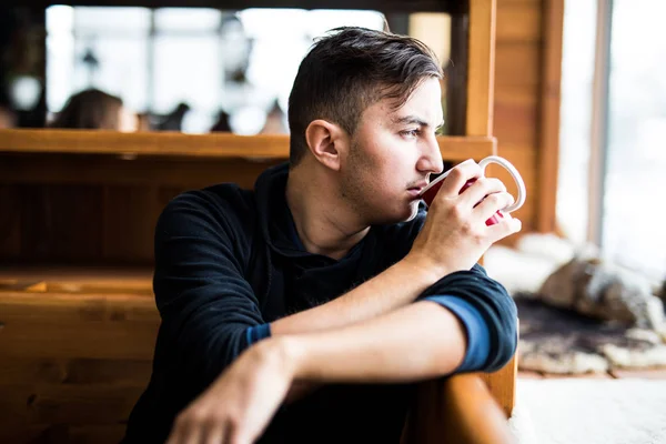 Yüksek Tatry dağlara kafede çay içmek genç adam — Stok fotoğraf