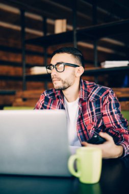 Ofiste çalışan genç adam. serbest