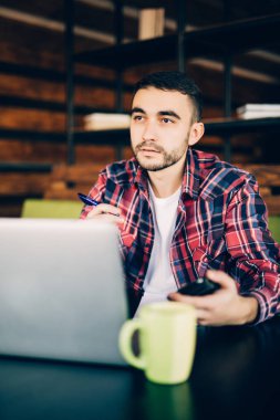 Ofiste çalışan genç adam. serbest