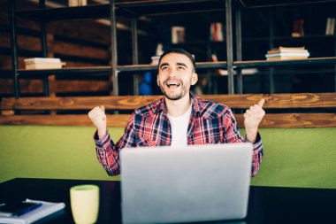 Ofiste çalışan genç erkeğin duyguları kazanan