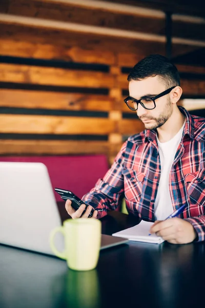 Adam dizüstü bilgisayar ve bir şeyler yazıyor. Coworking