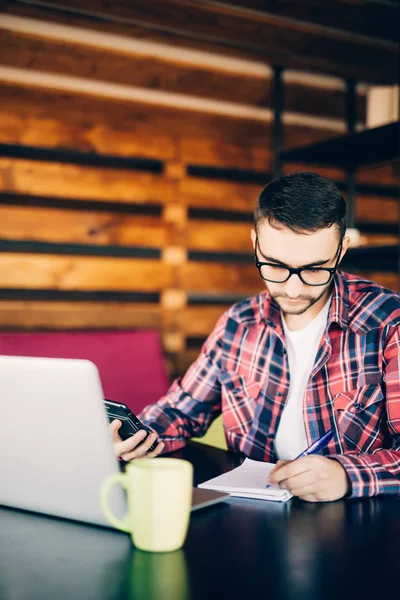 Mann mit Laptop und etwas schreiben. Coworking — Stockfoto