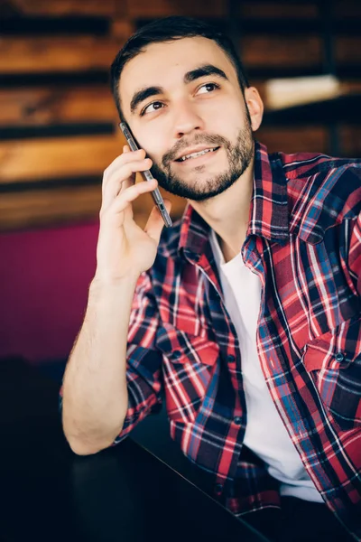 Ung vacker man talar i telefon. — Stockfoto