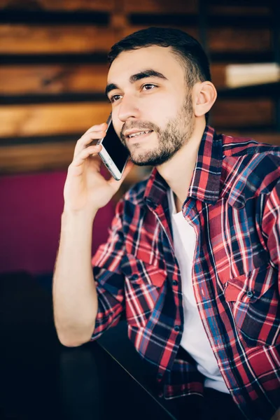 Ung vacker man talar i telefon. — Stockfoto