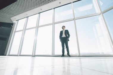 Kendine güvenen iş adam güzel panoramik pencerelere