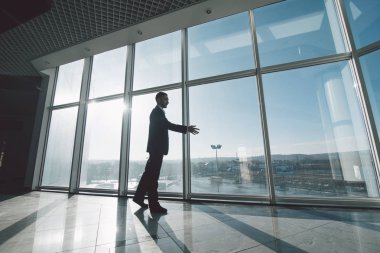 İş adamı hareket panoramik pencerelere karşı el sıkışma ile odada