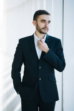 Takım elbiseli yakışıklı işadamı portresi