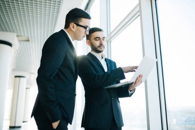 iki genç işadamları proje ofisi toplantısında tartışıyor