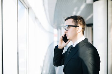 Cep telefonu konuşma iş adamı