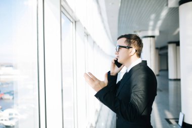 Cep telefonu konuşma iş adamı