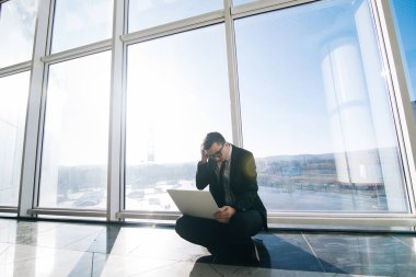 Bir bilgisayarda yazarken Office salonda oturan adam.