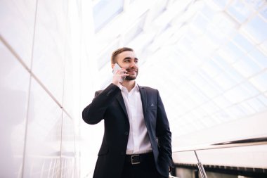 işadamı konuşmak telefon ve ofis etrafında yürüyüş